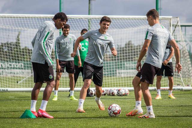 姚明父母现场助阵 苏州肯帝亚赢下关键卡位战